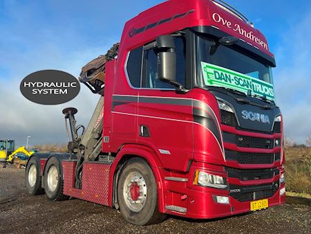 Scania R650 6x4 m. aftagelig kran Trækker